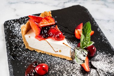 Taze çilek ve naneli cheesecake.