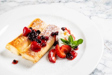 Çilekli ve naneli krep.