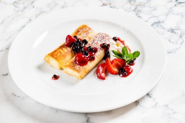 Çilekli ve naneli krep.