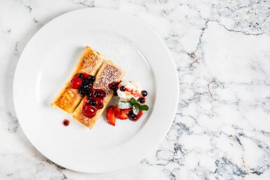 Çilekli ve naneli krep.