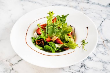 Çilek ve peynirli sağlıklı salata.