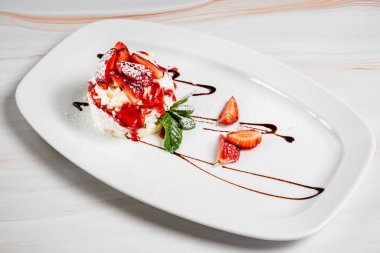 Çilekli tatlı ve dondurma.