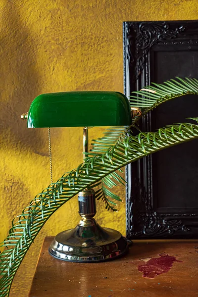 Stilvolle Wohnung Interieur Mit Grünen Vintage Lampe — Stockfoto