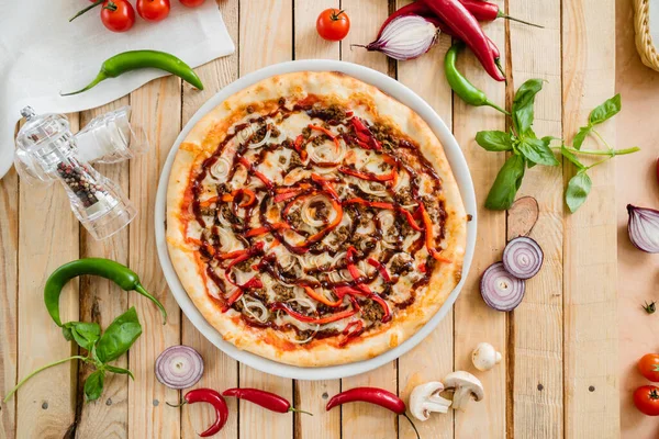 Gustosa Pizza Sullo Sfondo Legno — Foto Stock