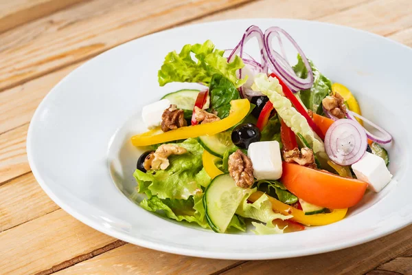 Ahşap Arka Planda Beyaz Peynirli Yunan Salatası — Stok fotoğraf