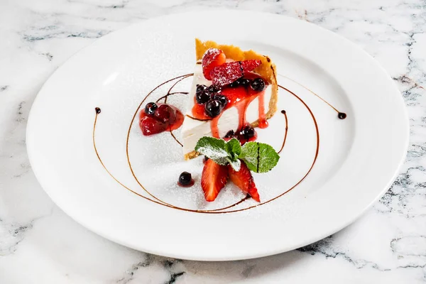 Käsekuchen Mit Frischen Erdbeeren Und Minze — Stockfoto