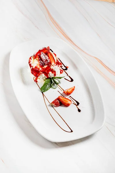 Dessert Con Fragole Gelato — Foto Stock