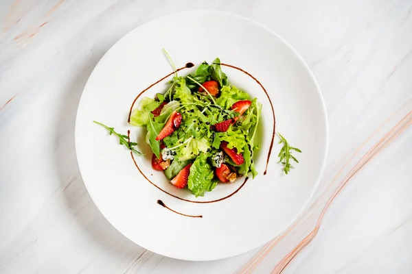 Hälsosam Sallad Med Strawberriesa Och Ruccola — Stockfoto