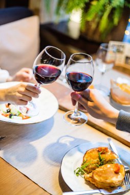 Restoranda şarap kırmızı içme kadın ve erkek