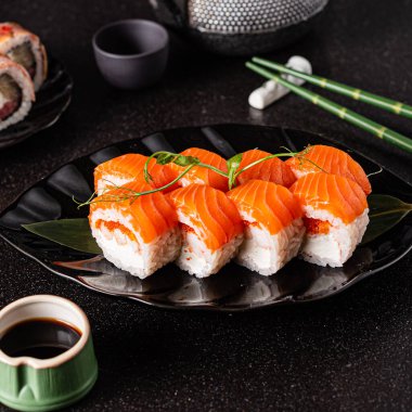 Siyah arka planda suşi.