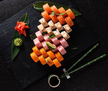 Siyah arka planda suşi.