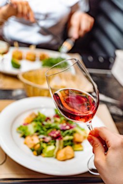 Kafede lezzetli bir öğle yemeği.