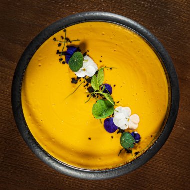 Mikro yeşillikli havuç kremalı çorba.