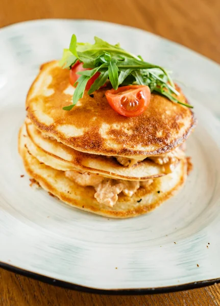 Tavuk Salata Ile Patates Pancakes — Stok fotoğraf