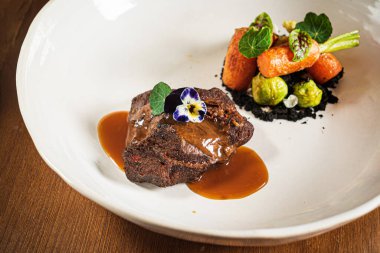 Sebzeli biftek ve mikroyeşillik.