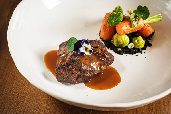 Sebzeli biftek ve mikroyeşillik.