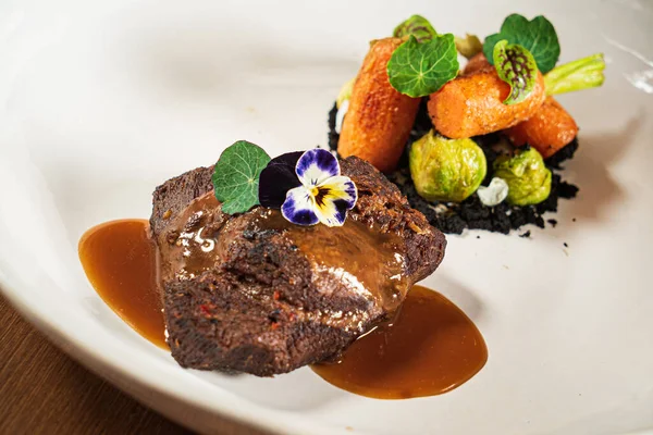 Sebzeli biftek ve mikroyeşillik.