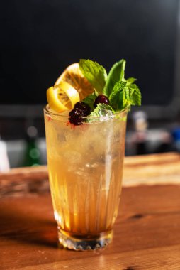 Böğürtlen ve otlarla dolu yaz limonataları