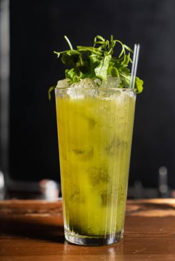 Böğürtlen ve otlarla dolu yaz limonataları