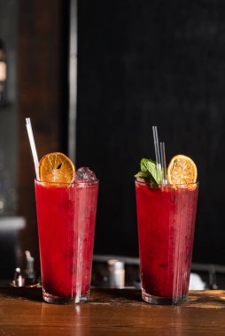 Böğürtlen ve otlarla dolu yaz limonataları