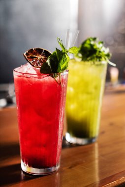 Böğürtlen ve otlarla dolu yaz limonataları