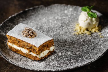 Dondurmalı Paskalya havucu keki.