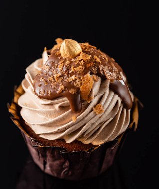 Siyah arka planda çikolatalı kek.