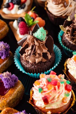 Siyah arkaplanda hamur işleri