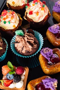 Siyah arkaplanda hamur işleri