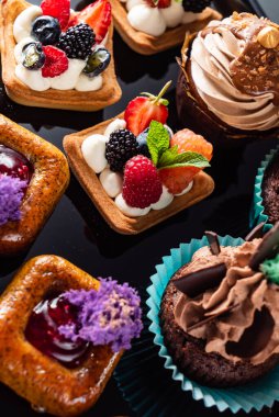 Siyah arkaplanda hamur işleri