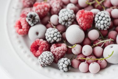 Beyaz tabakta dondurulmuş meyveler