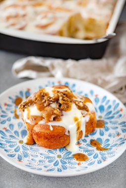 Tarçınlı çörek ve krema