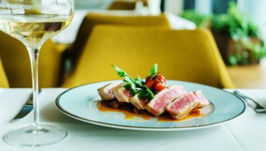 Soslu ton balığı bifteği ve beyaz şarap