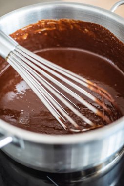 Şef iş yerinde, erimiş çikolata.