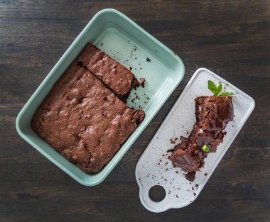 Tahta arka planda fındıklı browni.