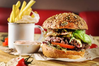 Sığır etli hamburger ve patates kızartması.