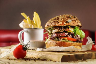 Sığır etli hamburger ve patates kızartması.