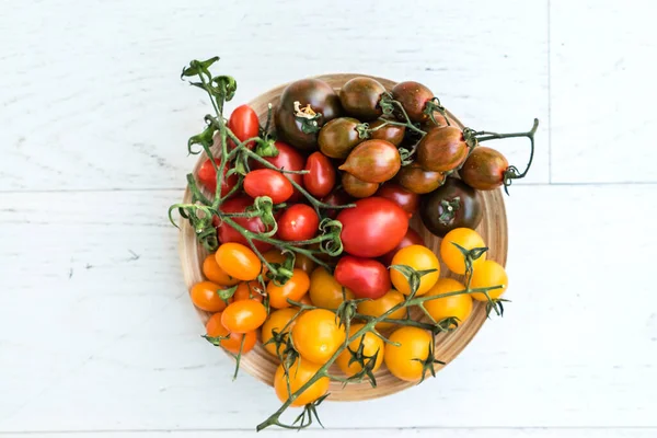 Tomates Coloridos Fundo Madeira — Fotografia de Stock