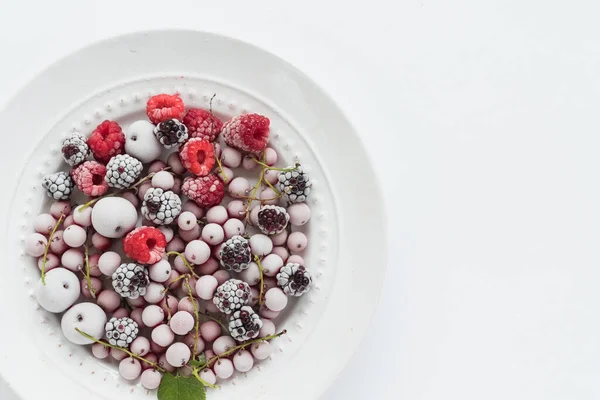 白色盘子上的冷冻浆果 — 图库照片