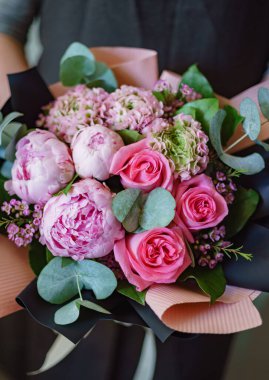 Ellerinde güzel bir buket