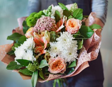 Ellerinde güzel bir buket