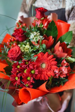 Ellerinde güzel bir buket