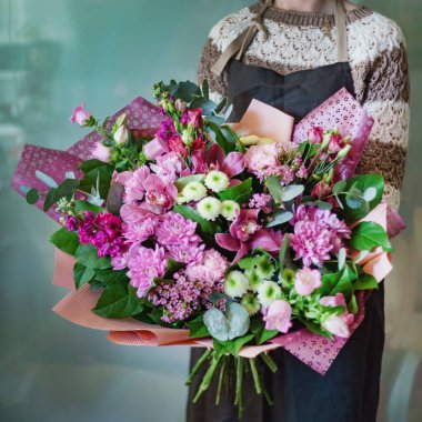 Ellerinde güzel bir buket