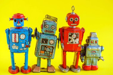 Eski bir oyuncak robot.