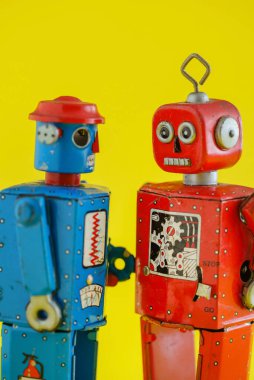 Eski bir oyuncak robot.