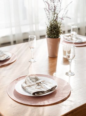  Boş tabak ve gümüş takımlar ahşap masaya.