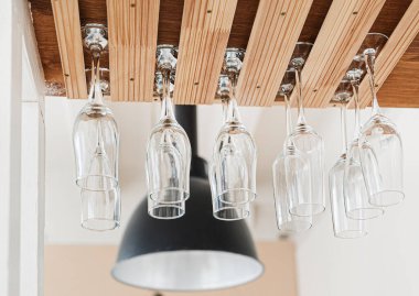 Barda boş şarap bardakları ve şampanya bardakları.