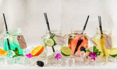 Kavanozlarda yaz limonatası