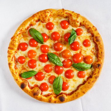 Beyaz manzaralı vejetaryen pizzası.