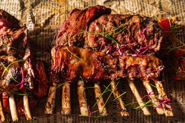 Kağıt üzerinde ızgara kuzu pirzolası